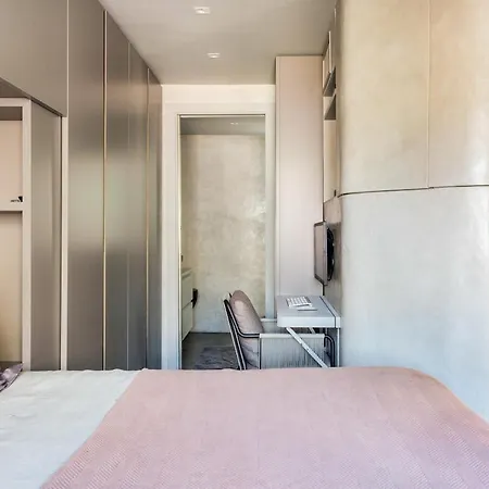 Trevi Fountain Steps Away Apartment