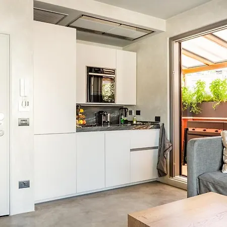 Trevi Fountain Steps Away Apartment *