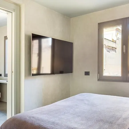 Apartment Trevi Fountain Steps Away